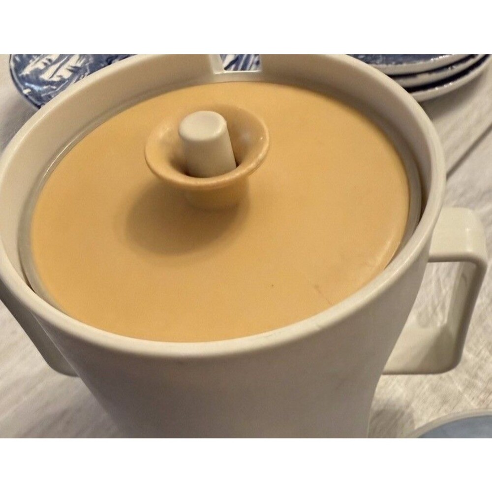 Tupperware 1415-3 Almond Harvest Gold Push Button Lid Creamer Pitcher-Vintage